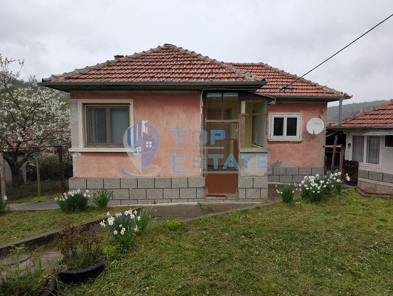 Едноетажна къща с жилищна постройка, гараж и двор в град Плачковци - 0