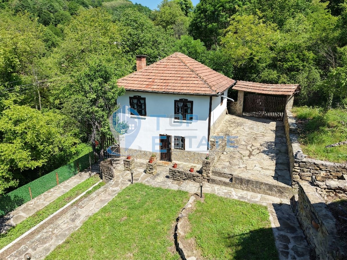 Реновирана къща с четири спални в Тревненския балкан - 0