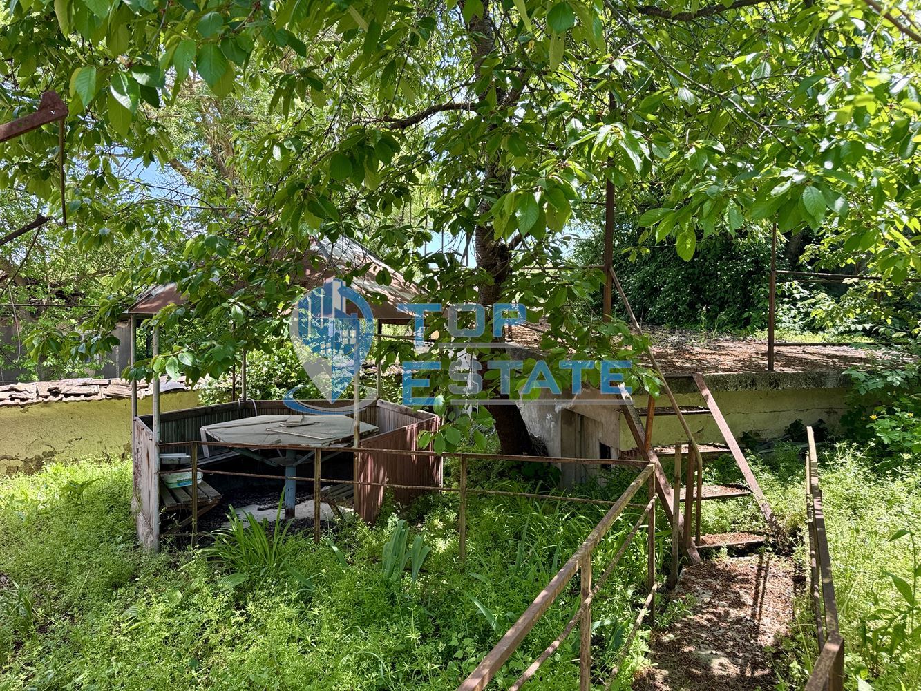 Двуетажна тухлена къща с гараж и голям двор в село Нова Върбовка, област Велико Търново - 0