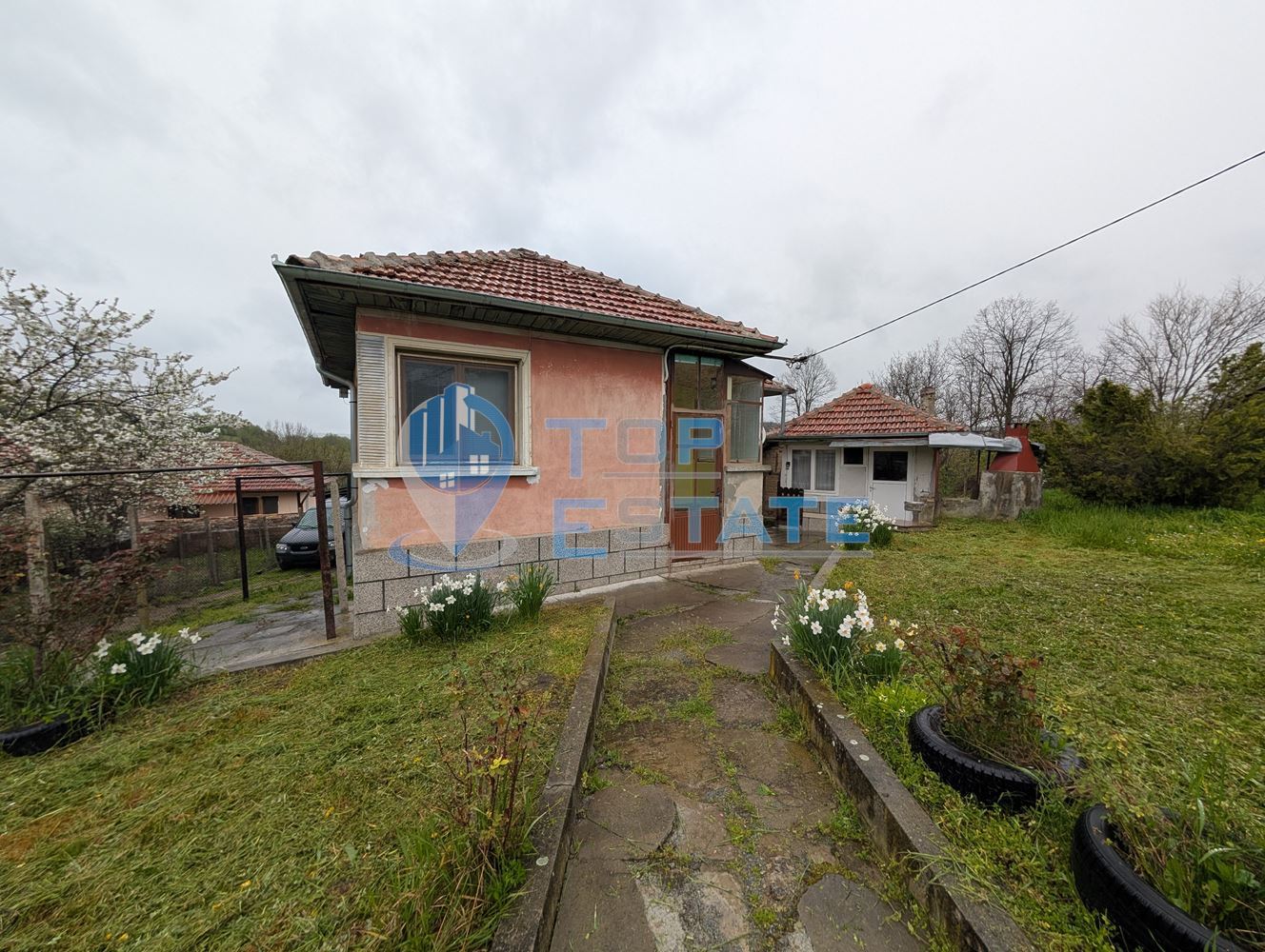 Едноетажна къща с жилищна постройка, гараж и двор в град Плачковци - 0