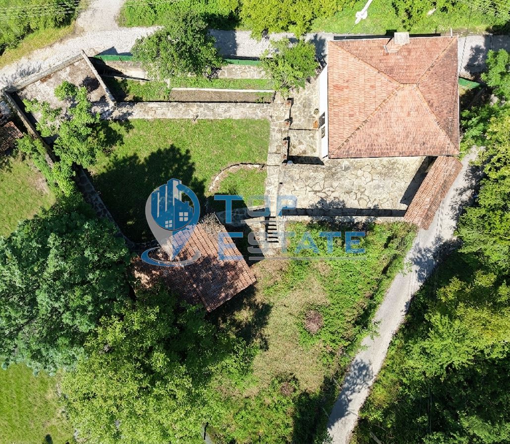 Реновирана къща с четири спални в Тревненския балкан - 0