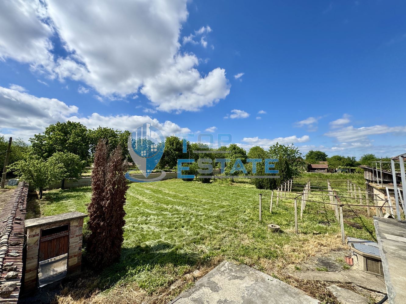 Тухлена къща с кладенец, гараж и допълнителни постройки в село Янтра, област Велико Търново - 0