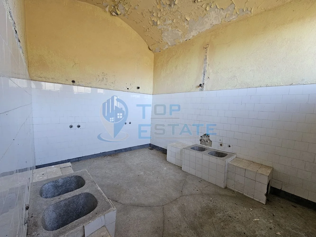 Панорамен парцел с масивна сграда с проект за къща за гости в село Буйновци, Еленски Балкан - 0