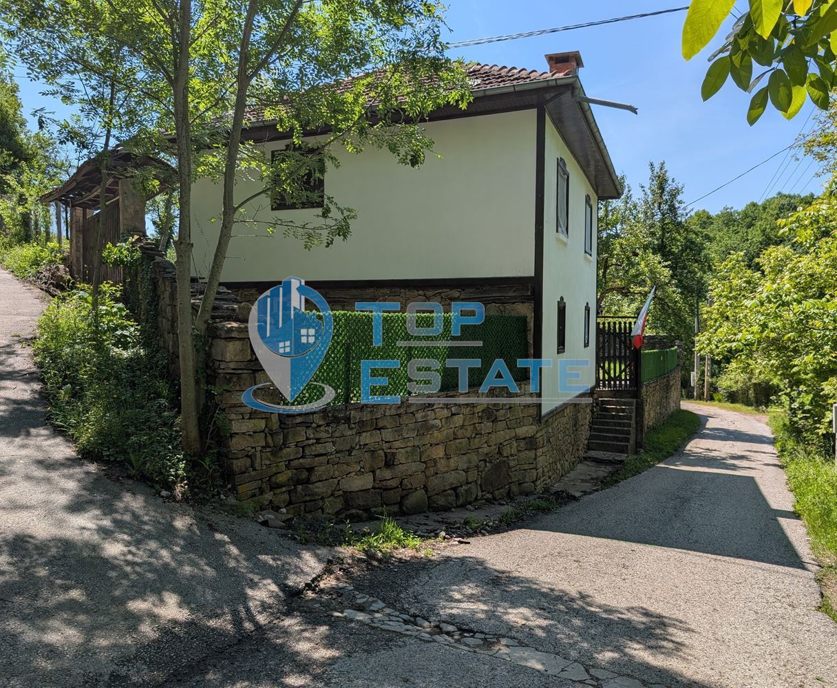 Реновирана къща с четири спални в Тревненския балкан - 0