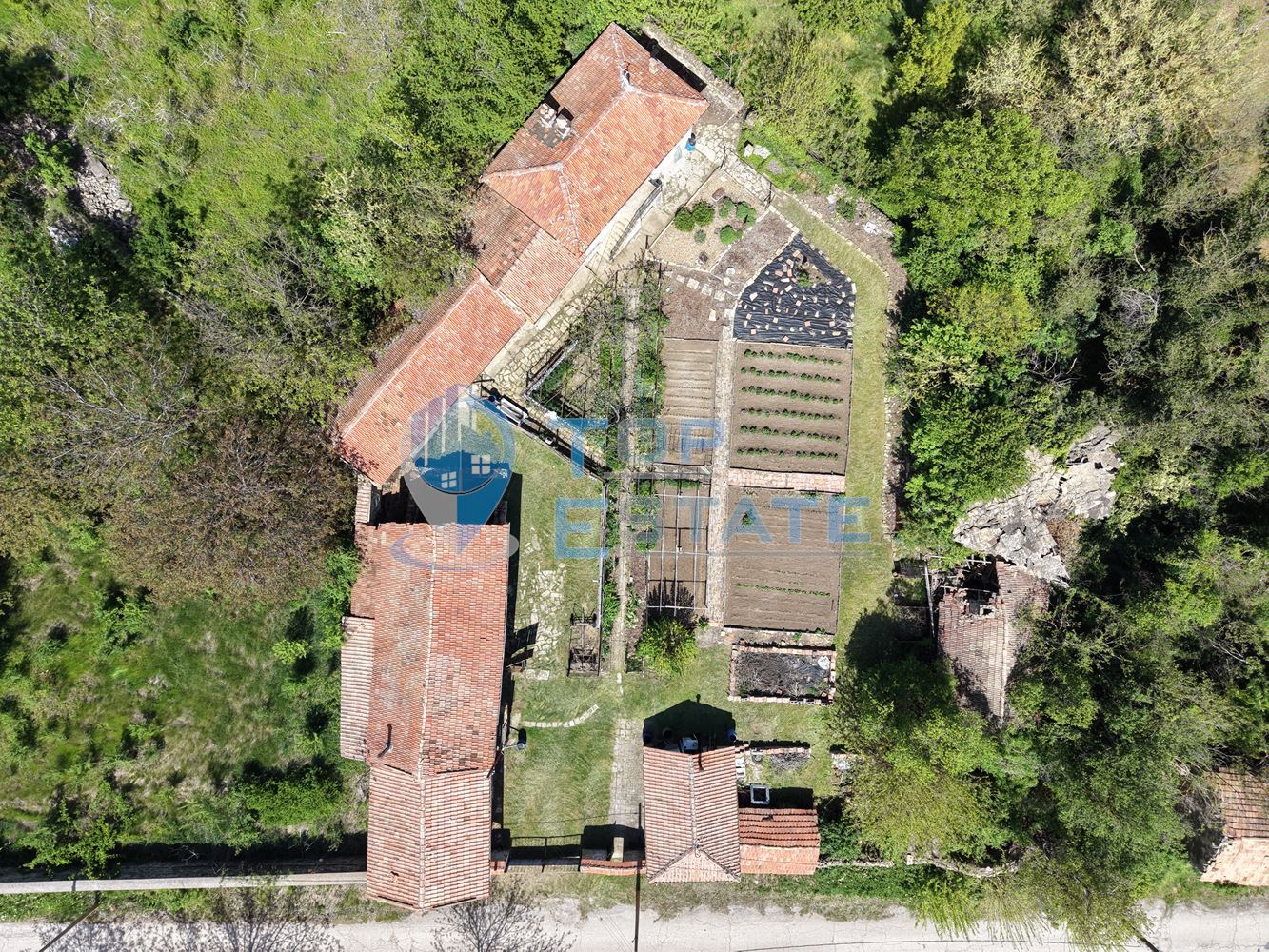 Къща с допълнителна постройка, гараж и поддържан двор в село Горна Липница - 0