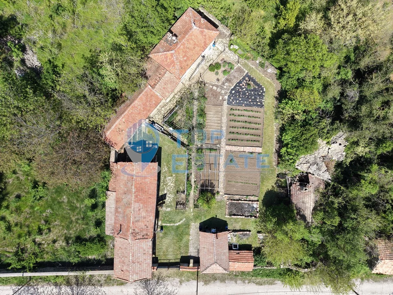 Къща с допълнителна постройка, гараж и поддържан двор в село Горна Липница - 0
