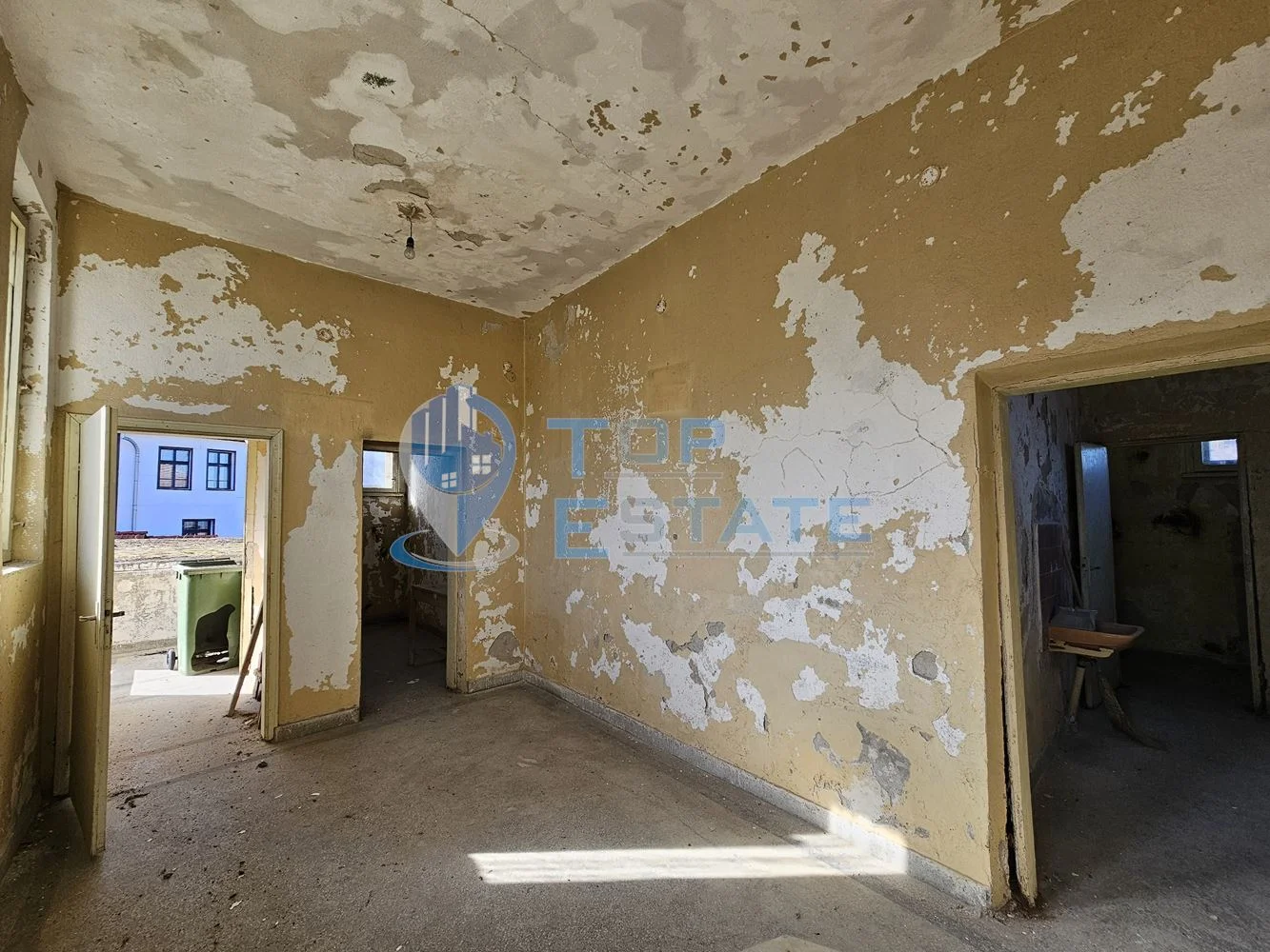 Панорамен парцел с масивна сграда с проект за къща за гости в село Буйновци, Еленски Балкан - 0