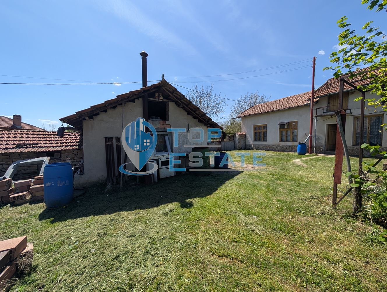 Къща с допълнителна постройка, гараж и поддържан двор в село Горна Липница - 0