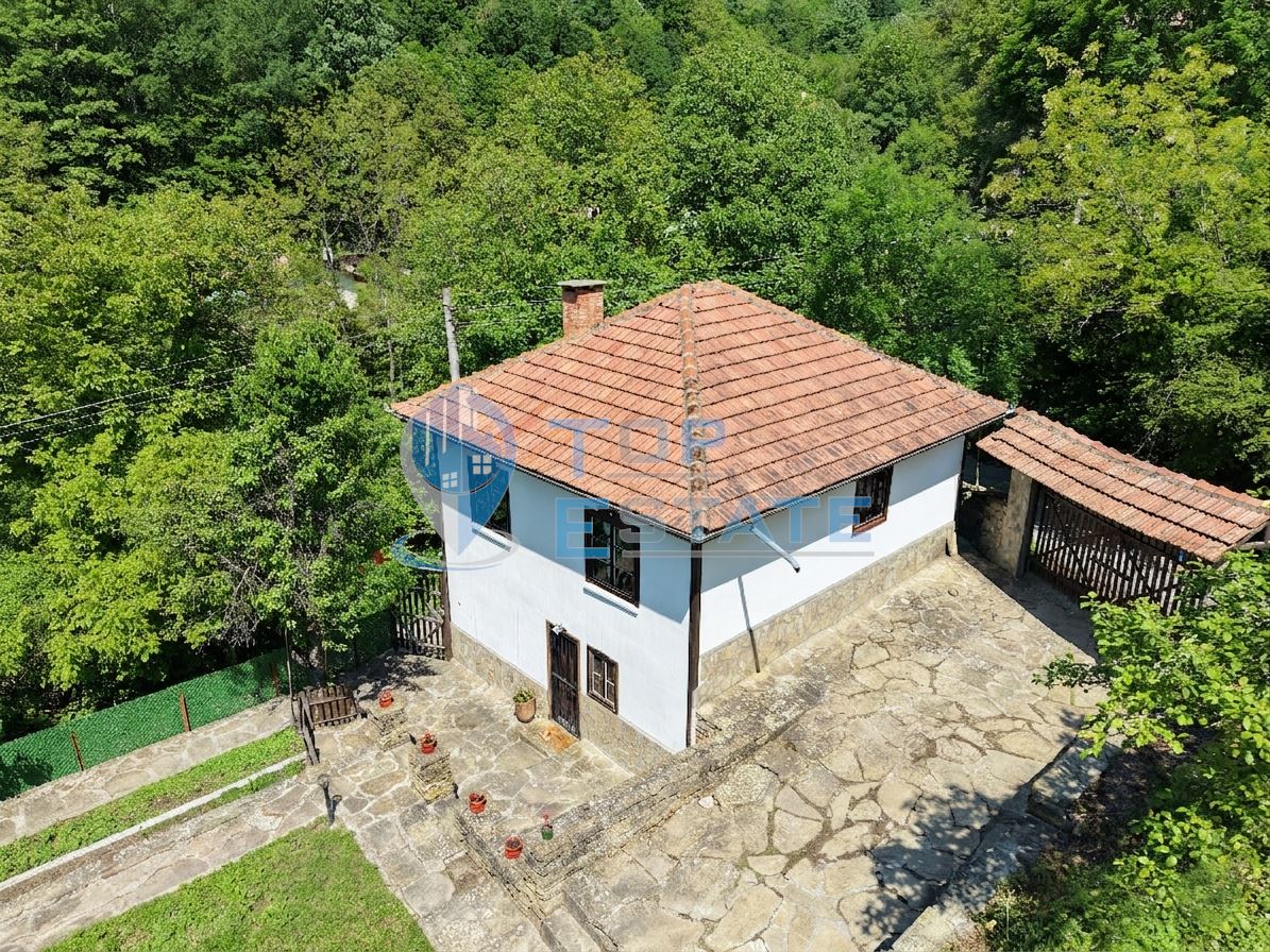 Реновирана къща с четири спални в Тревненския балкан - 0