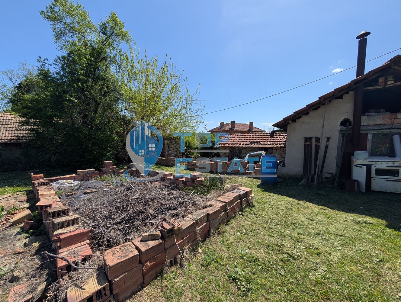 Къща с допълнителна постройка, гараж и поддържан двор в село Горна Липница - 0