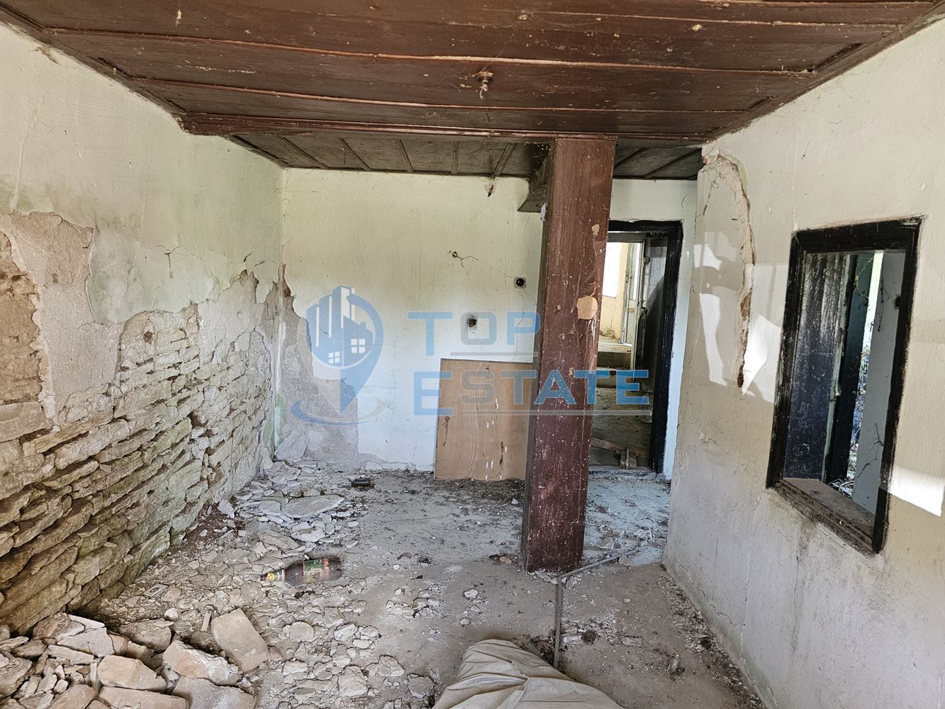Две самостоятелни къщи с голям двор и стопански постройки в град Борово, област Русе - 0