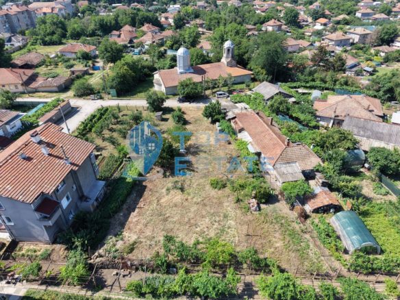 Парцел в регулация с ток, вода, канализация и кладенец в центъра на Долна Оряховица - 0