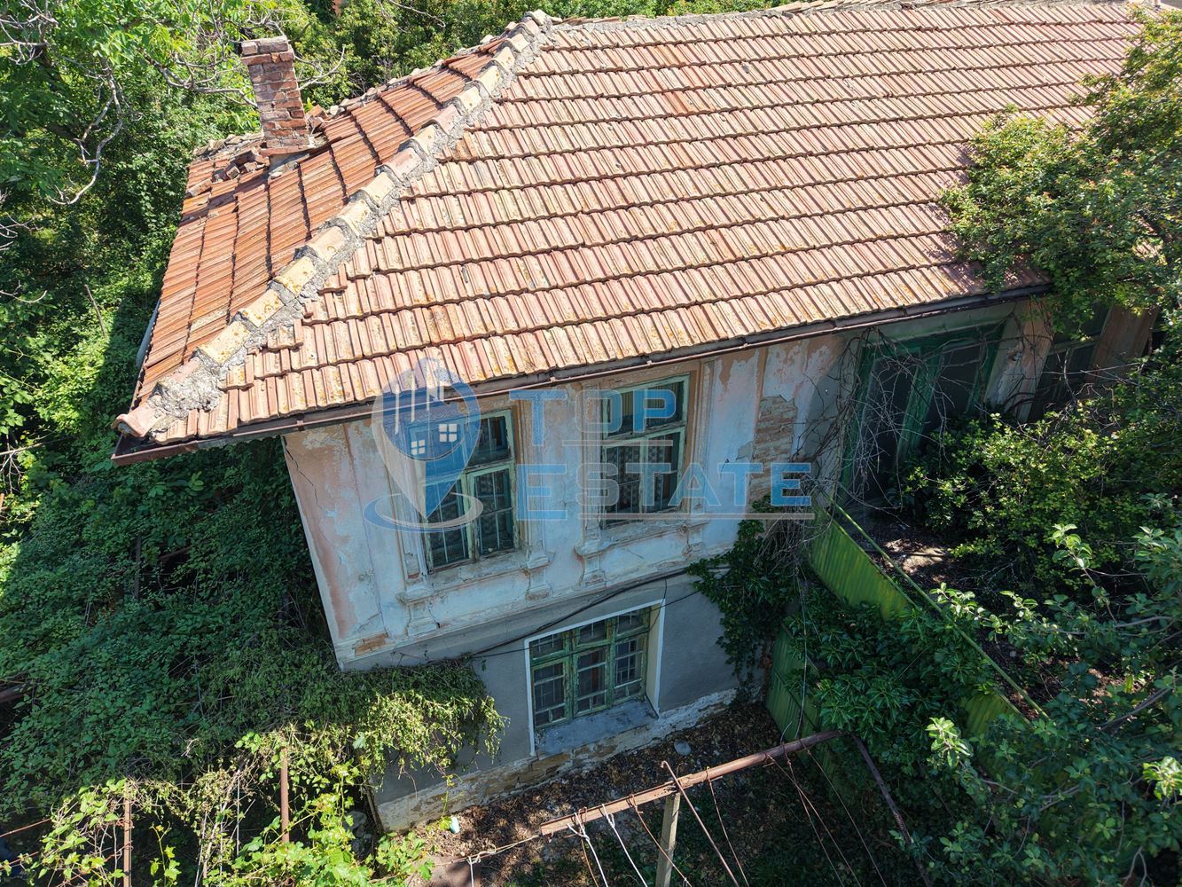 Къща с кладенец и голям двор в село Пчелище - 0