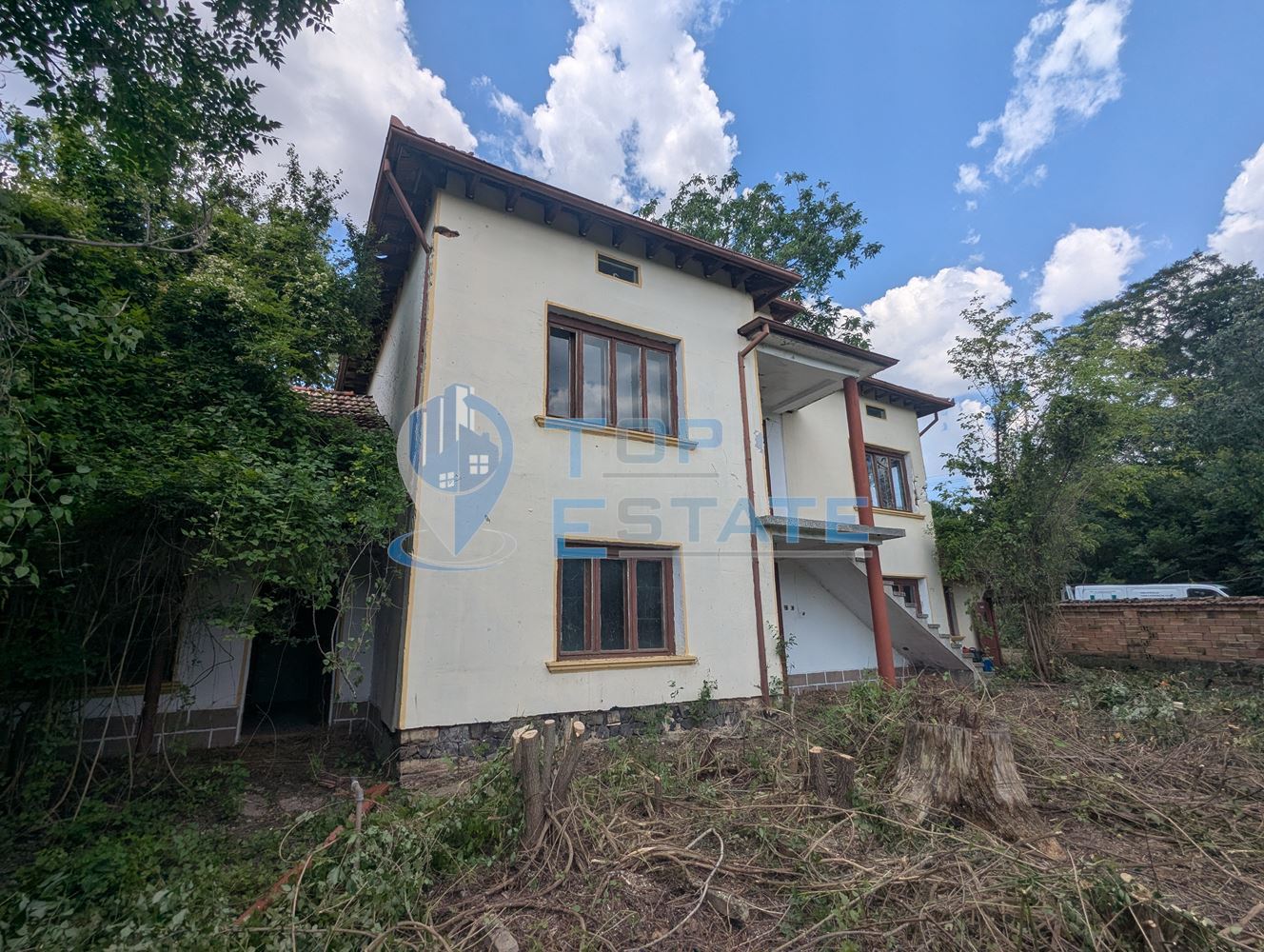 Двуетажна масивна къща с гараж и голям двор в село Сломер - 0