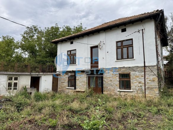 Двуетажна тухлена къща с допълнителни постройки и голям двор в село Караиванца, област Габрово. - 0
