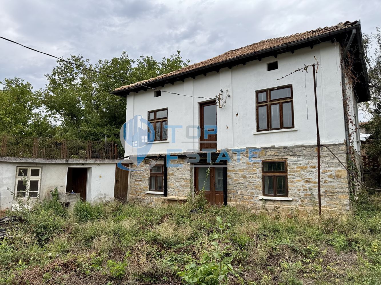 Двуетажна тухлена къща с допълнителни постройки и голям двор в село Караиванца, област Габрово.-0 Двуетажна тухлена къща с допълнителни постройки и голям двор в село Караиванца, област Габрово. - 0