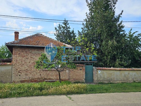 Едноетажна тухлена къща с три спални, вътрешна тоалетна и голям двор в село Крушето - 0