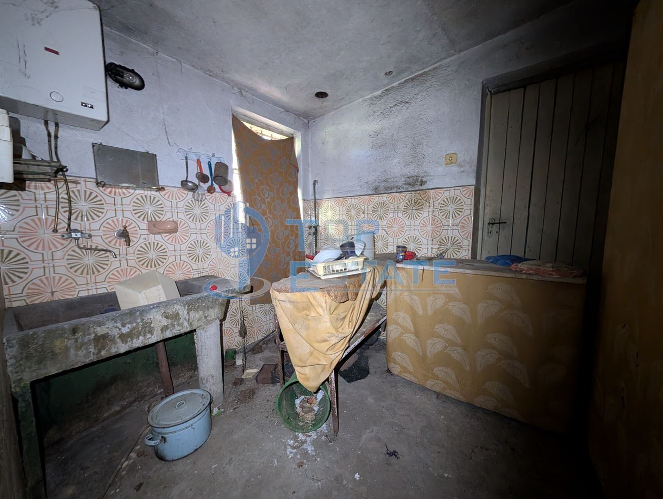 Къща с кладенец и голям двор в село Пчелище - 0