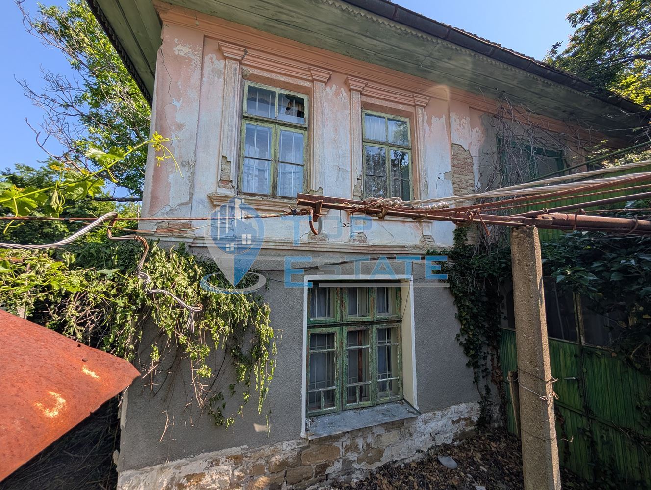 Къща с кладенец и голям двор в село Пчелище - 0