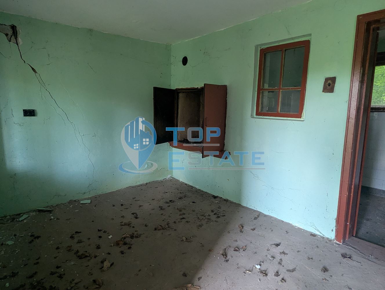 Двуетажна масивна къща с гараж и голям двор в село Сломер - 0
