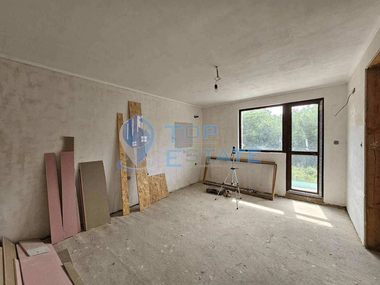 Две тухлени жилищни сгради с барбекю в с. Хотница, община Велико Търново - 0
