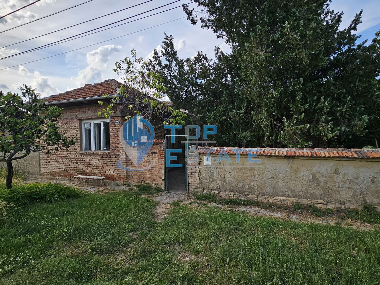 Едноетажна тухлена къща с три спални, вътрешна тоалетна и голям двор в село Крушето - 0