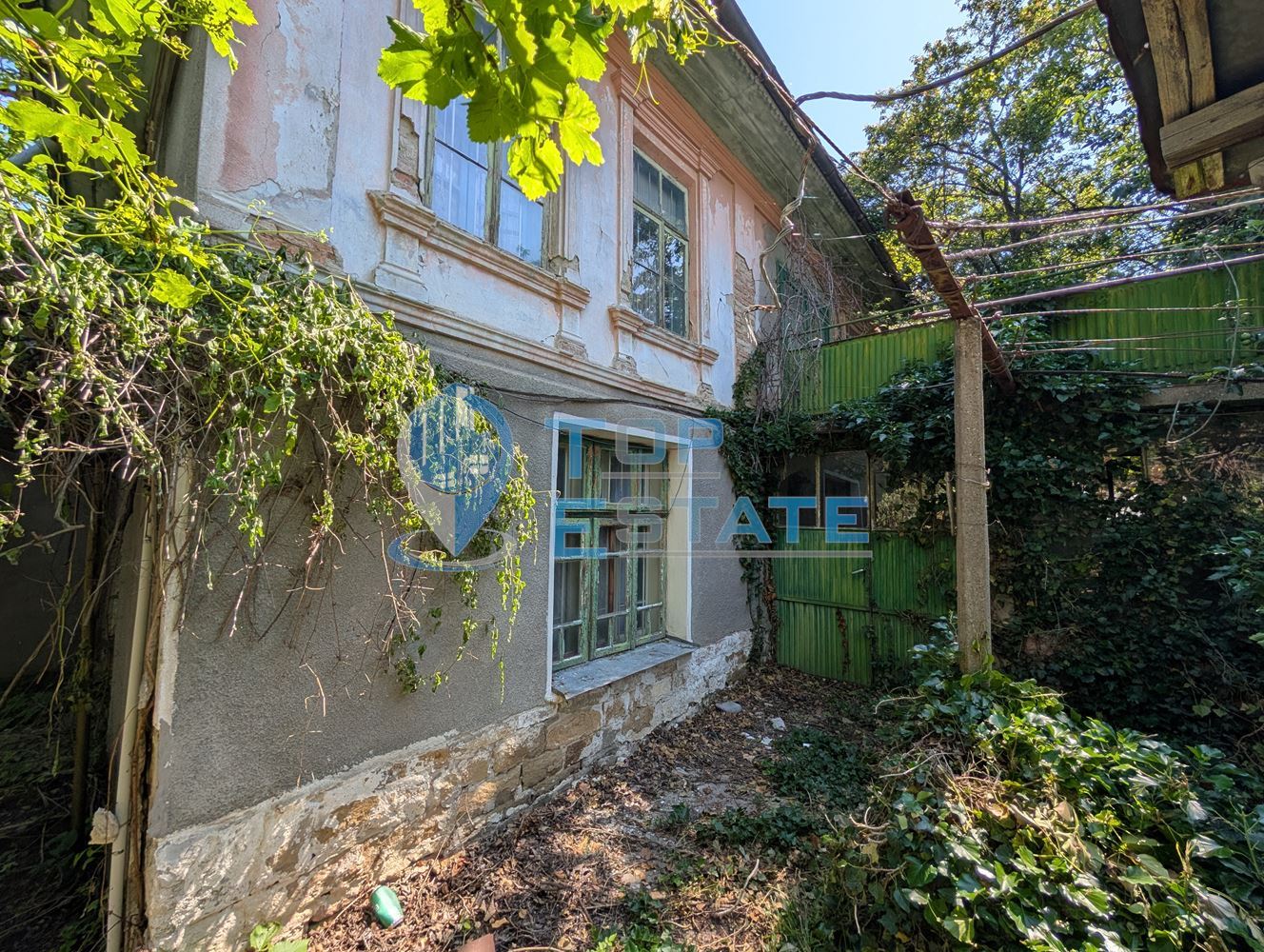 Къща с кладенец и голям двор в село Пчелище - 0