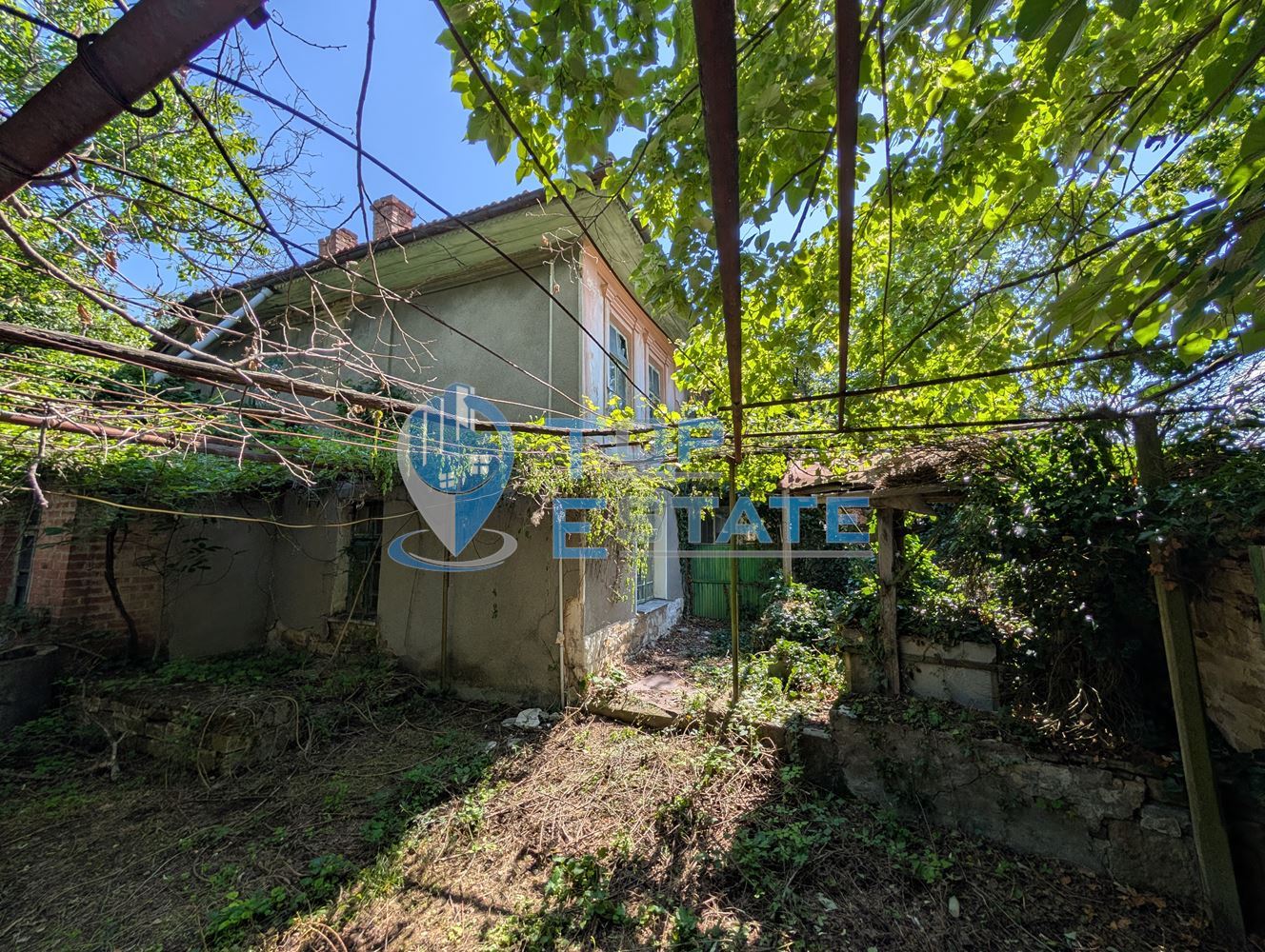 Къща с кладенец и голям двор в село Пчелище - 0
