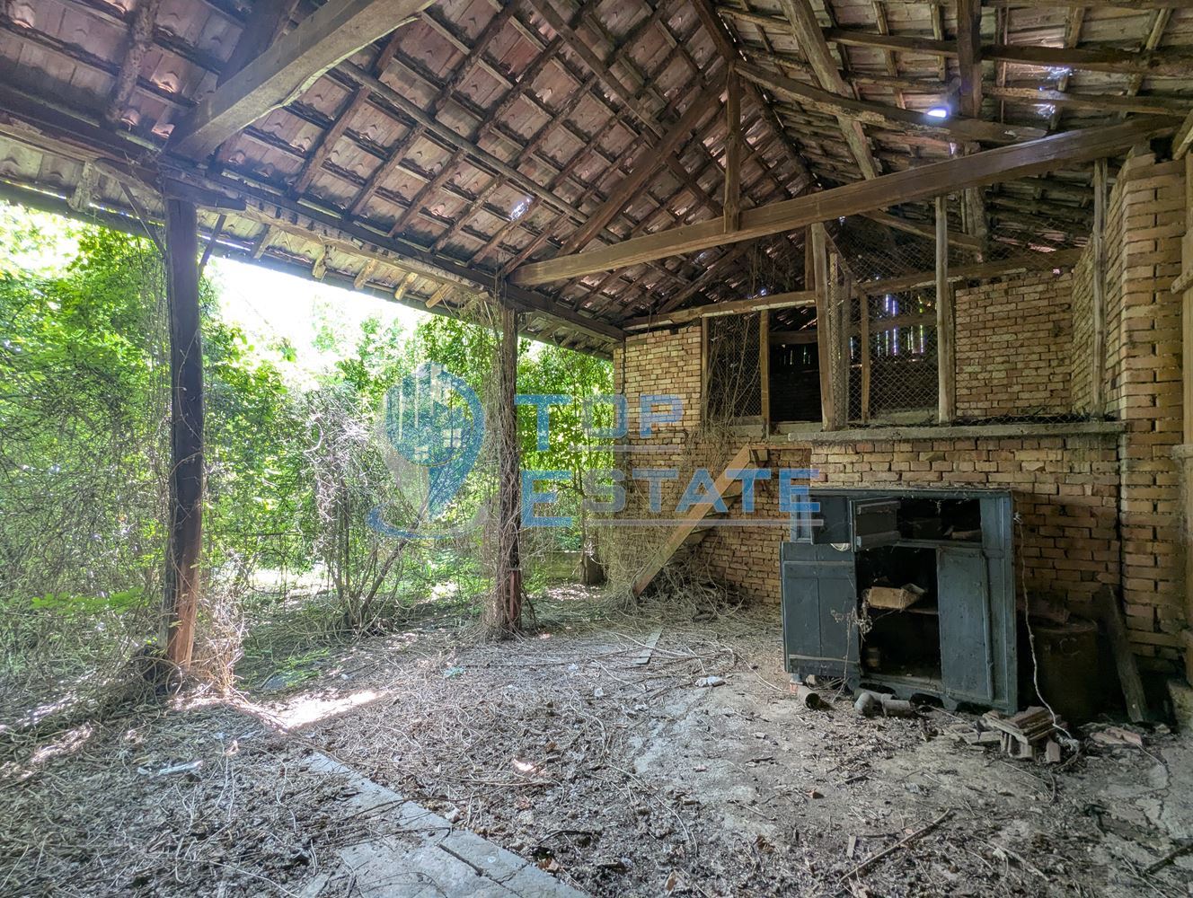 Двуетажна масивна къща с гараж и голям двор в село Сломер - 0