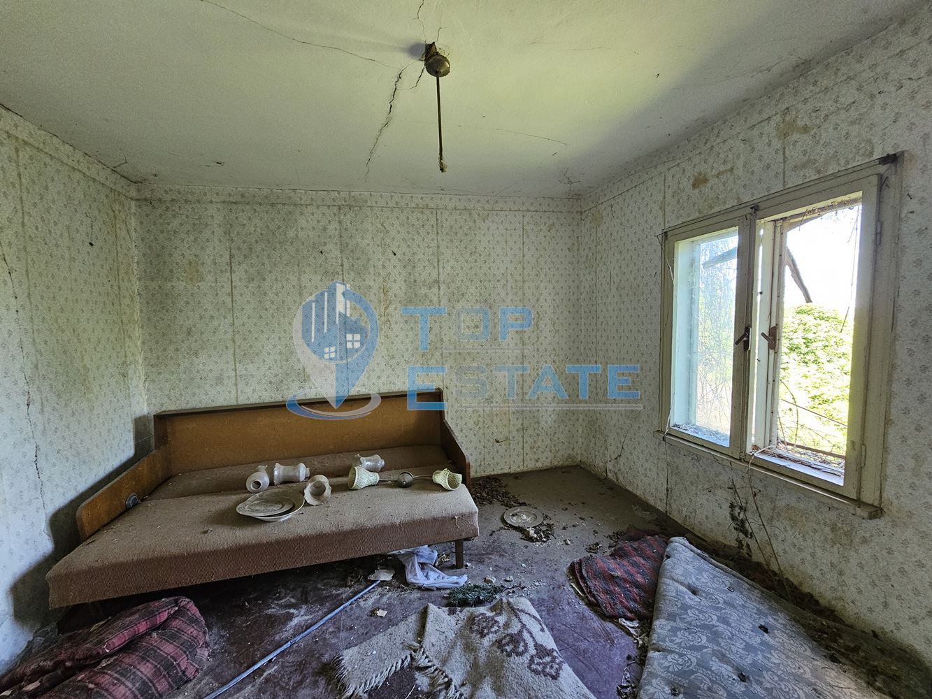Две самостоятелни къщи с голям двор и стопански постройки в град Борово, област Русе - 0