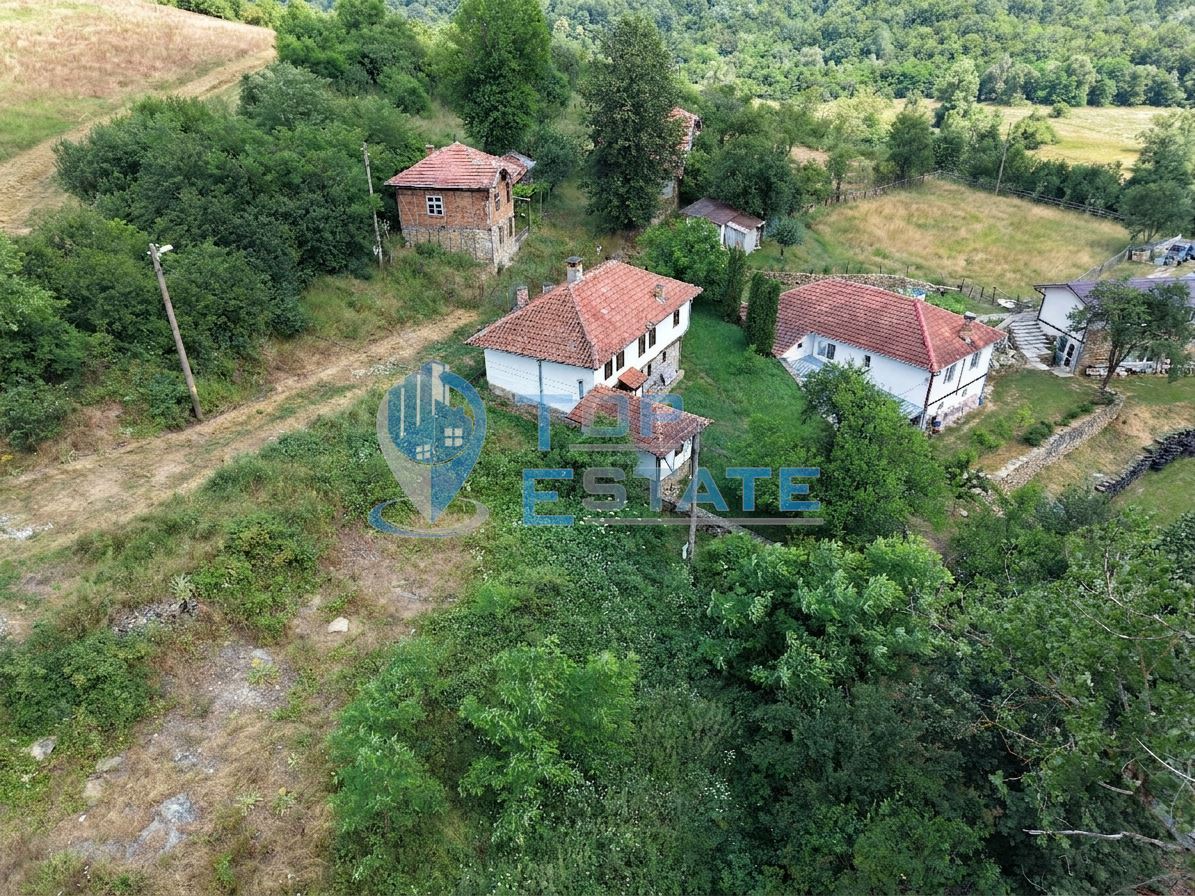 Двуетажна автентична къща в село Кисьовци, област Велико Търново - 0