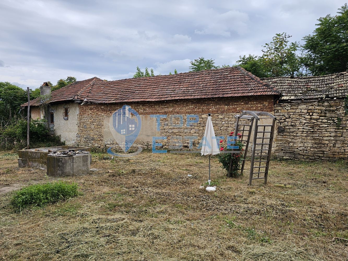 Едноетажна къща с голям двор и вътрешна тоалетна в село Обединение, област Велико Търново - 0