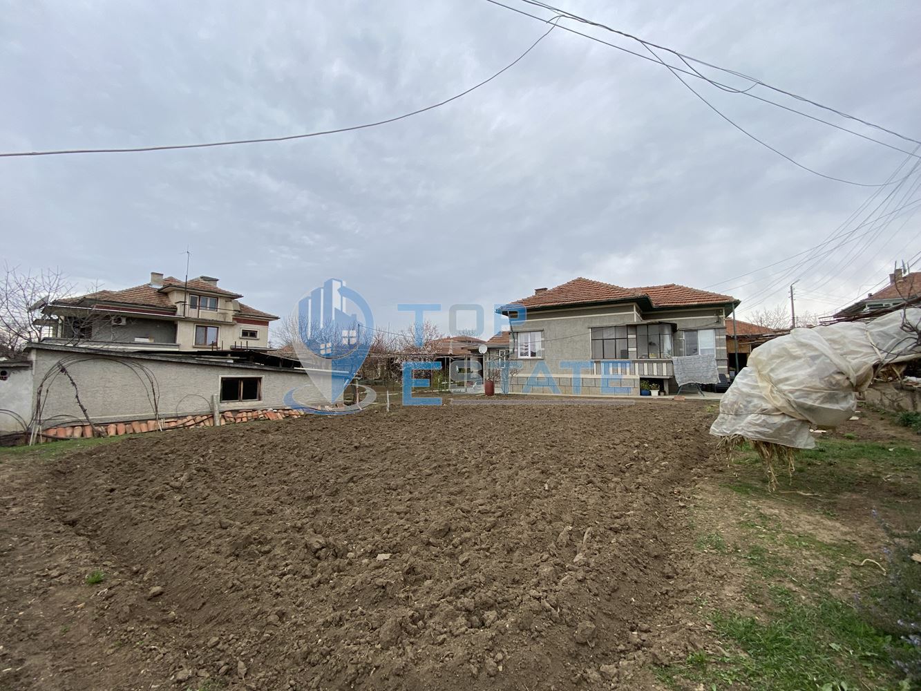 Тухлена къща с гараж в гр. Долна Оряховица, област Велико Търново - 0