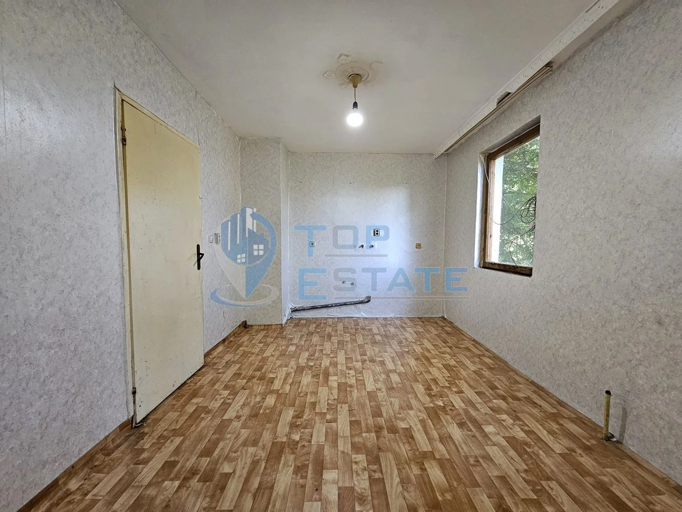 Двуетажна монолитна къща с гараж на тиха улица в град Стражица, област Велико Търново - 0