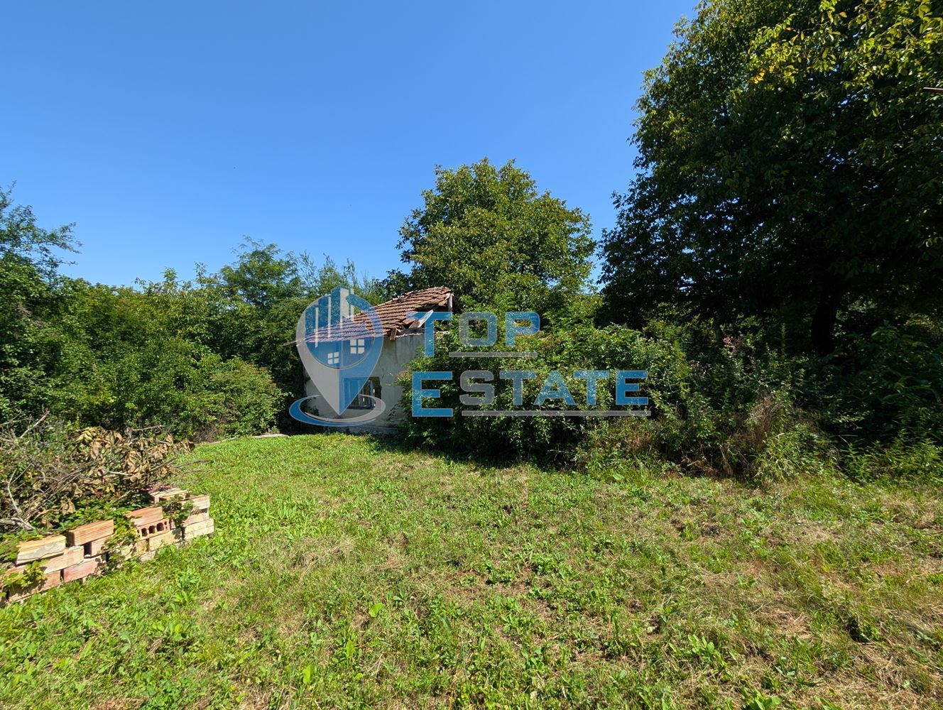 Двуетажна къща с двор в село Сливовица - 0