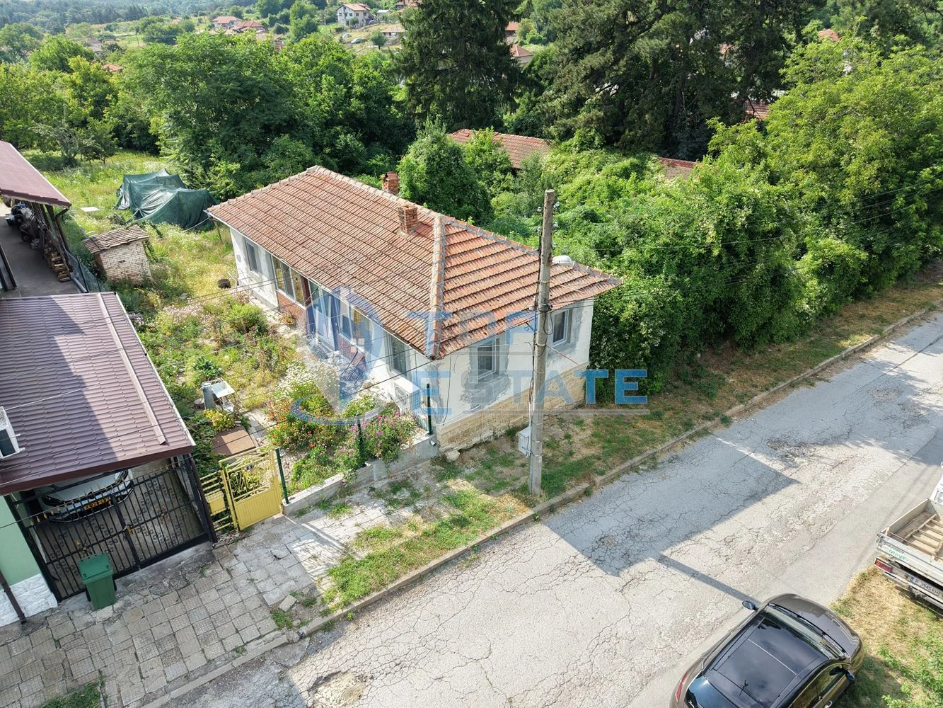 Едноетажна реновирана къща с вътрешна баня в град Борово - 0