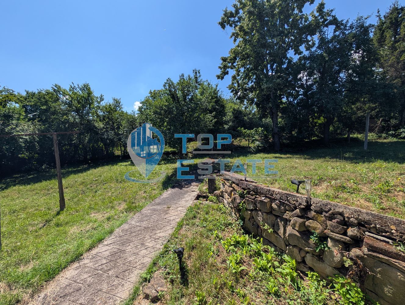 Двуетажна къща с двор в село Сливовица - 0