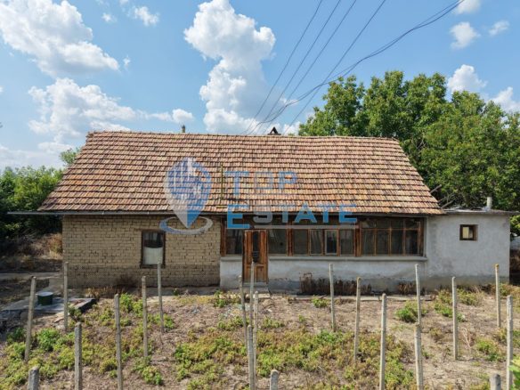 Едноетажна къща с голям двор и кладенец в село Драгомирово - 0