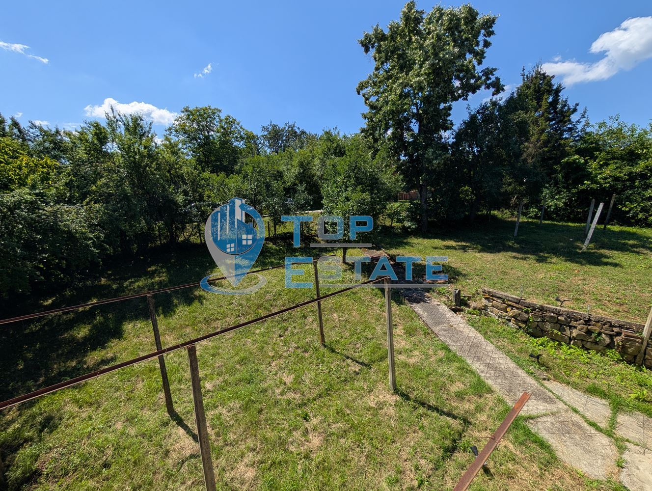 Двуетажна къща с двор в село Сливовица - 0