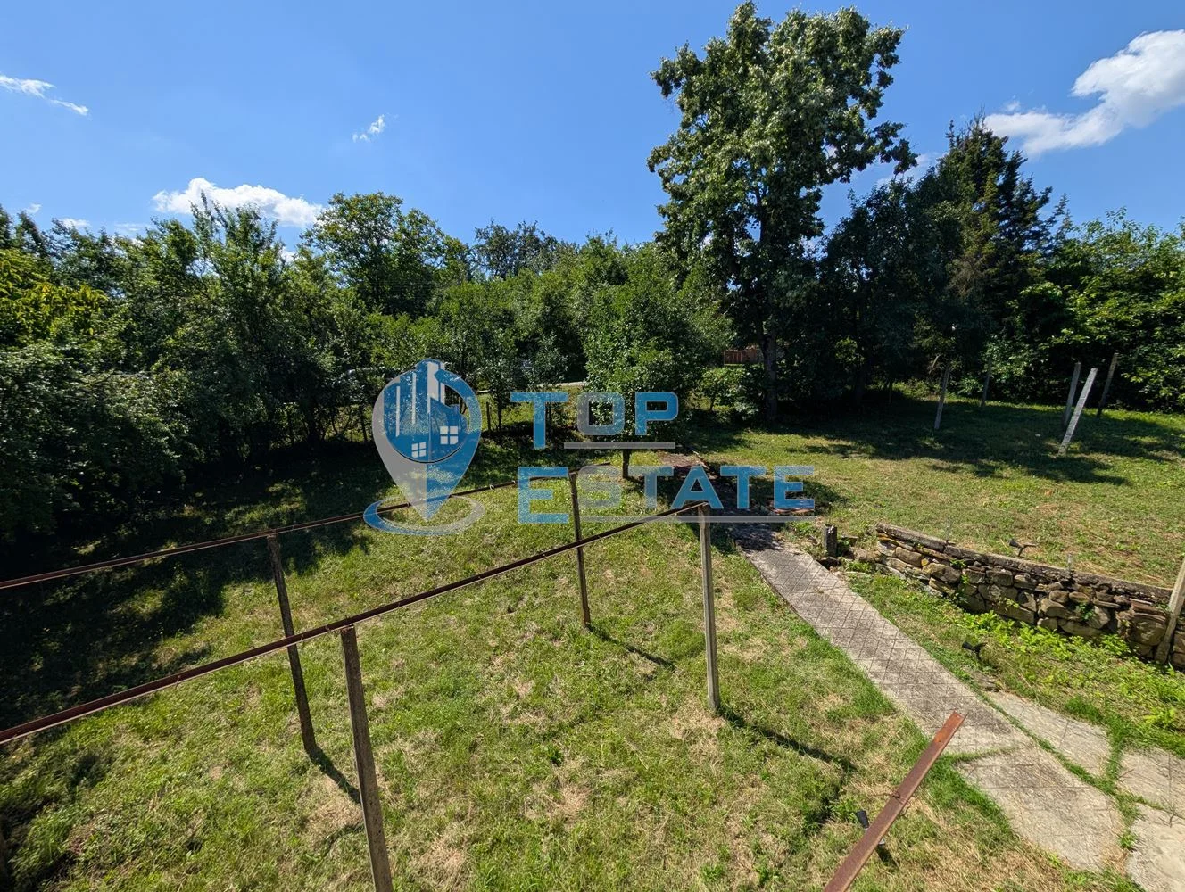 Двуетажна къща с двор в село Сливовица - 0