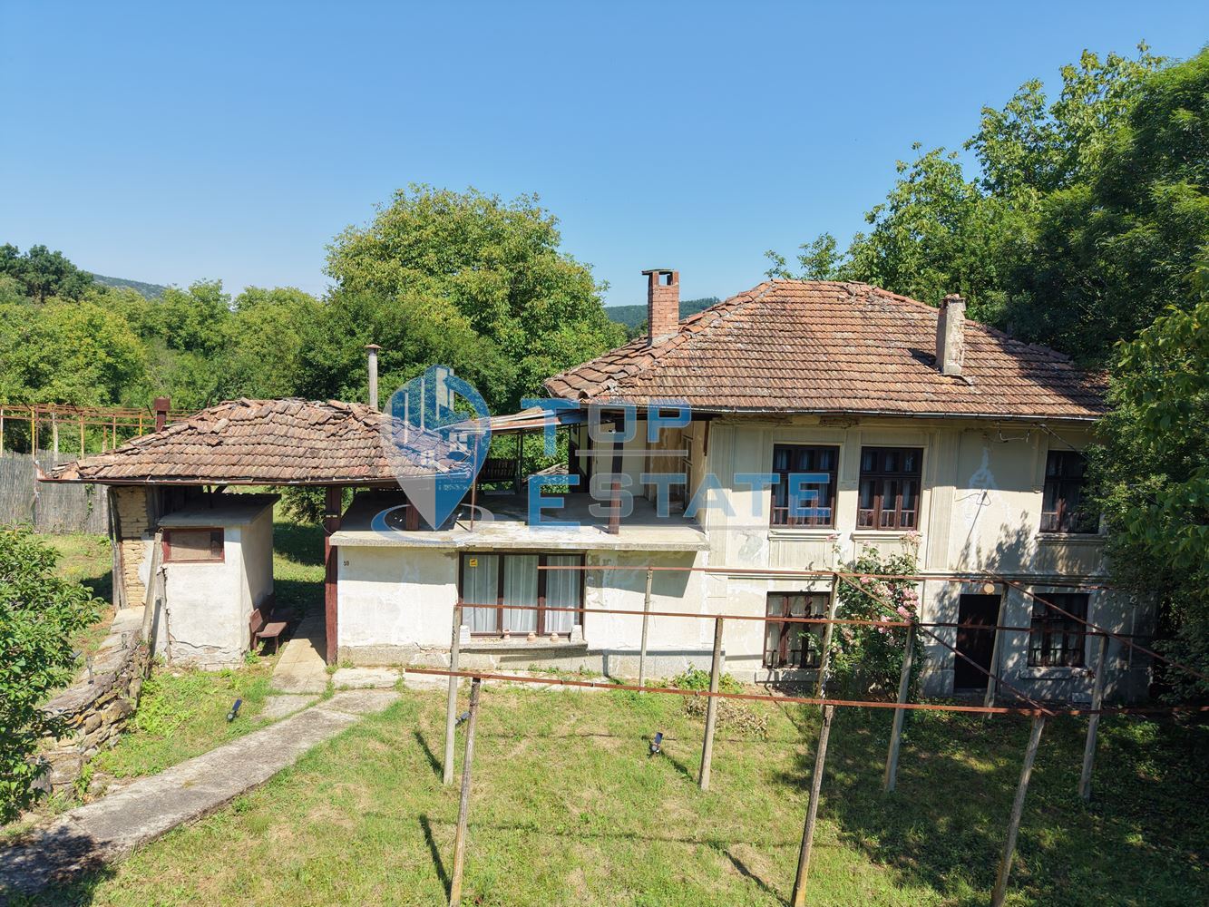 Двуетажна къща с двор в село Сливовица - 0