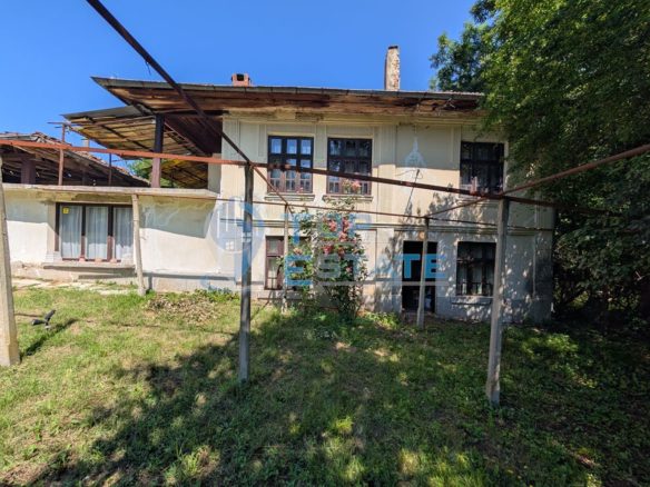 Двуетажна къща с двор в село Сливовица - 0