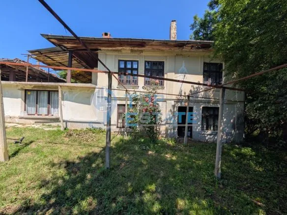 Двуетажна къща с двор в село Сливовица - 0