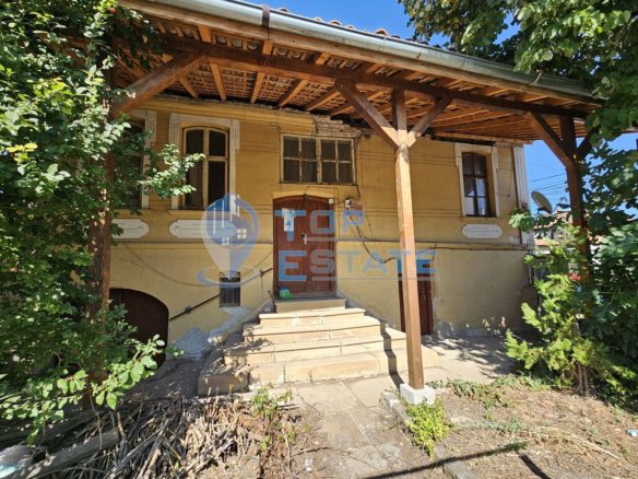 Просторна автентична къща с допълнителни постройки в град Лясковец, област Велико Търново - 0