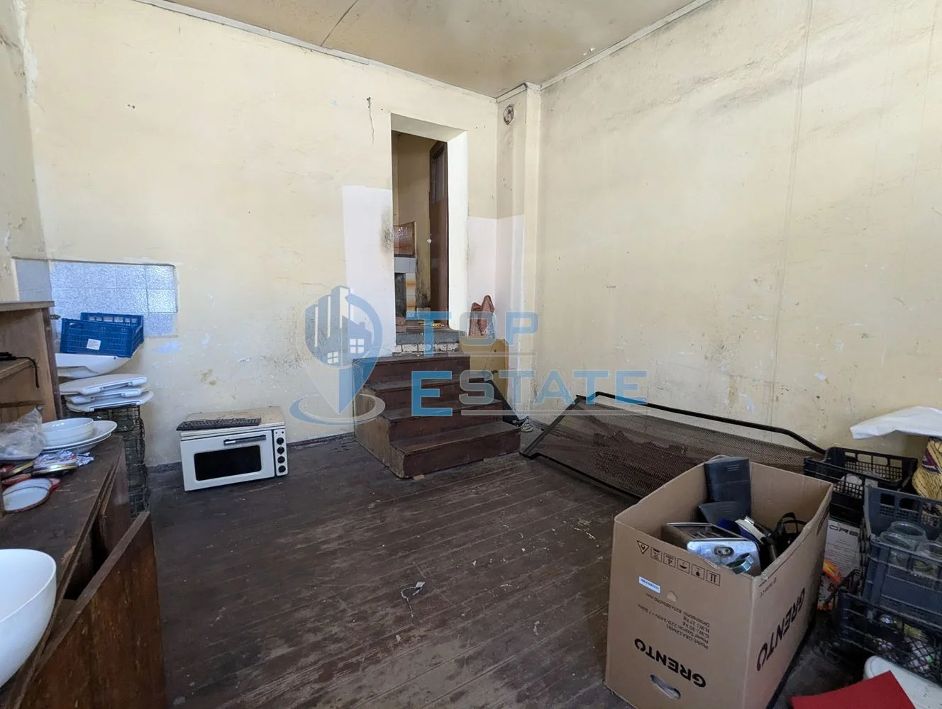 Къща на главната улица в квартал Гарата, град Горна Оряховица, област Велико Търново - 0
