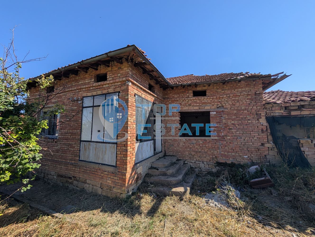 Едноетажна тухлена къща с голям двор в село Страхилово - 0