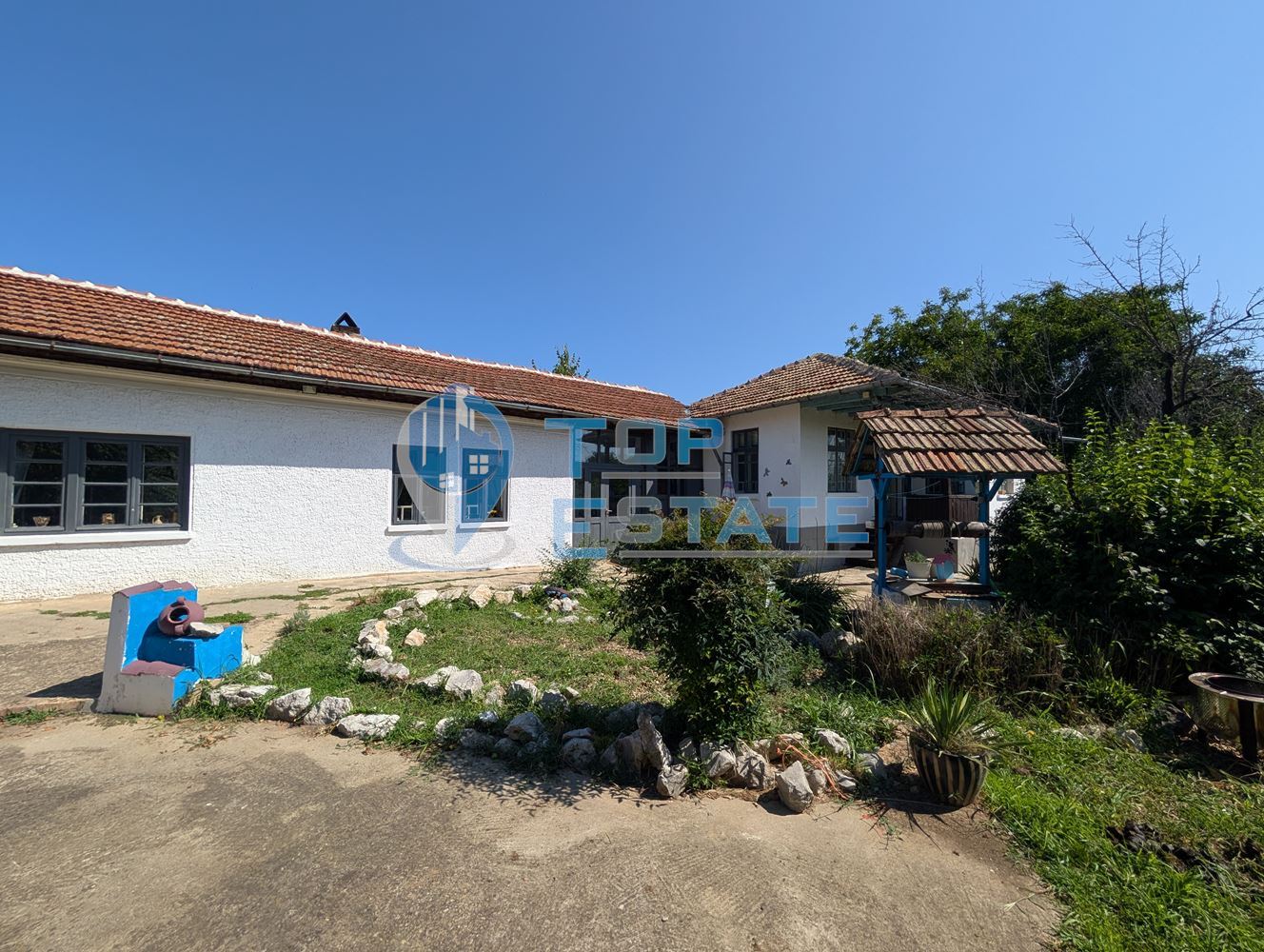 Едноетажна реновирана къща с кладенец и голям двор в село Хотница - 0