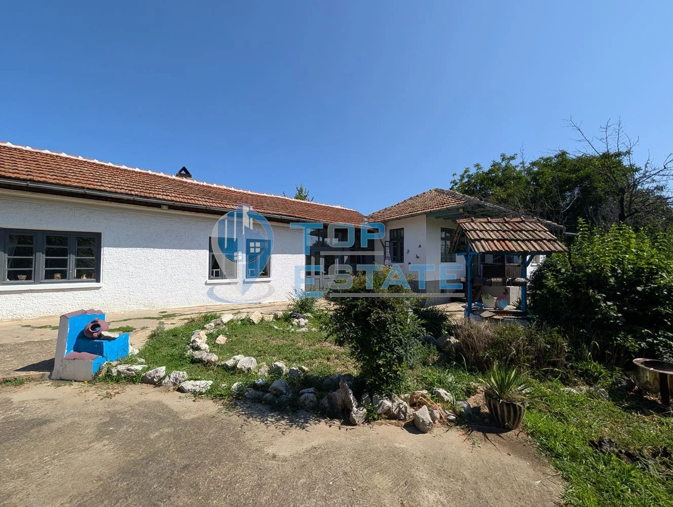 Едноетажна реновирана къща с кладенец и голям двор в село Хотница - 0