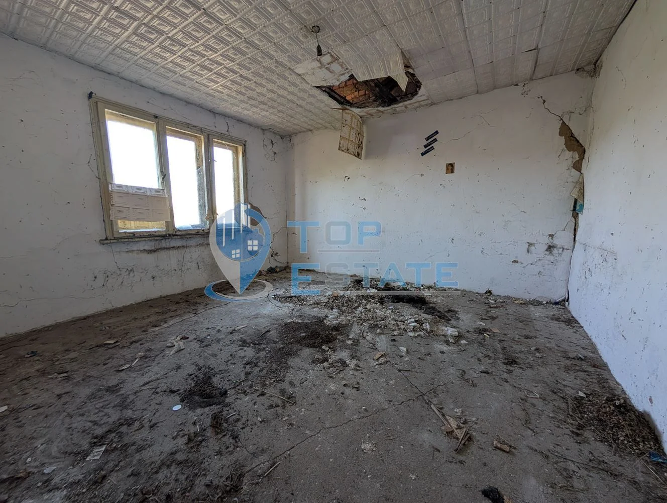 Едноетажна тухлена къща с голям двор в село Страхилово - 0