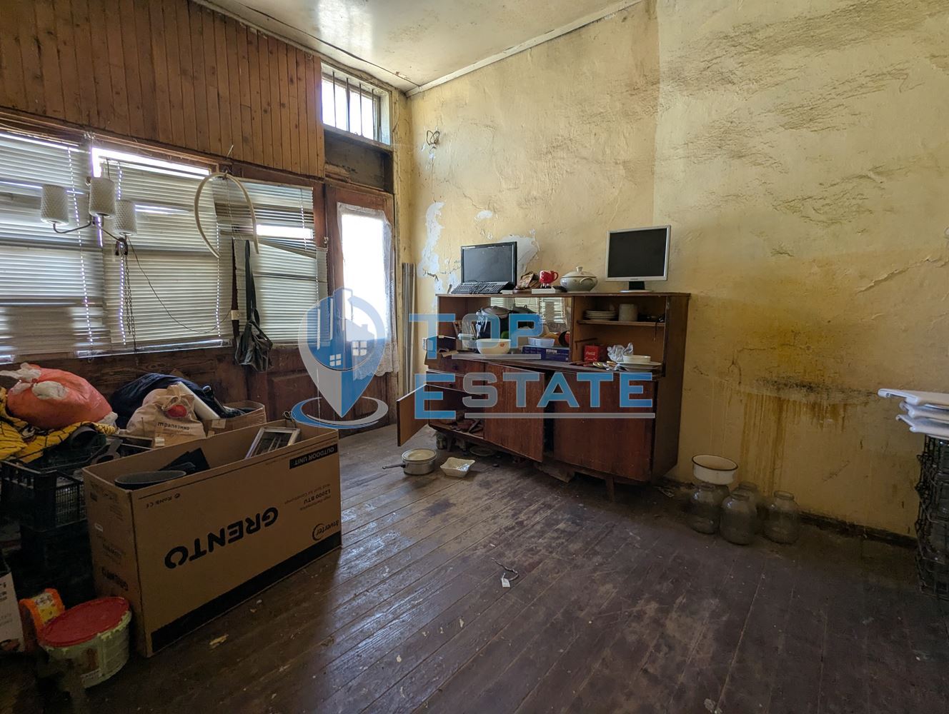Къща на главната улица в квартал Гарата, град Горна Оряховица, област Велико Търново - 0